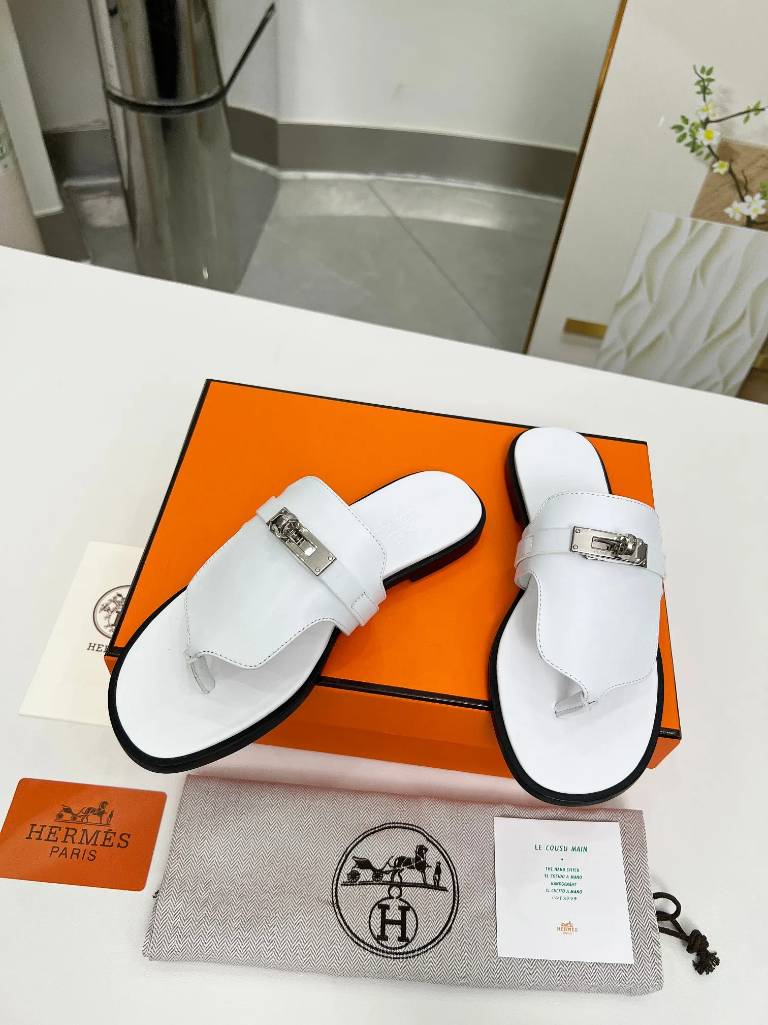 👟👟Ex-factory price 480👟👟 (top version) 👫Hermes ❗️❗️Original purchase and development⚠️ A must-have artifact for daily home, travel and vacation🉑 in spring and summer. High-end quality Code number: 35-40 (41/42 can be customized)